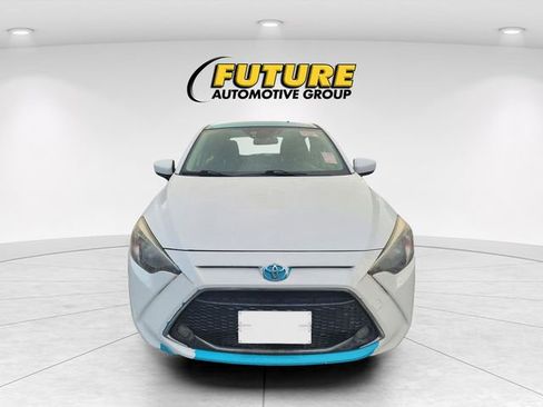Used 2020 Toyota Yaris LE image 2