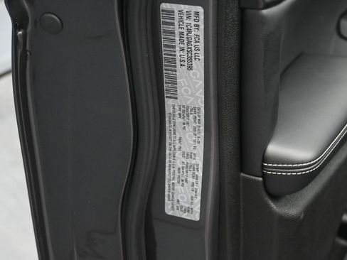 New 2025 Jeep Grand Cherokee Laredo w/ Luxury Tech Group I image 19