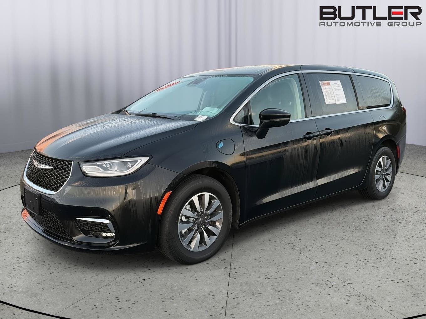 Used 2023 Chrysler Pacifica Touring-L FWD image 1