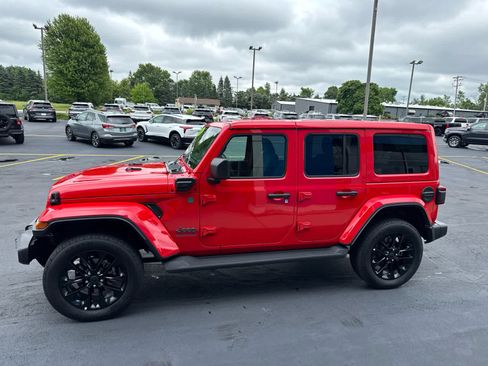 Used 2025 Jeep Wrangler Unlimited Sahara AWD/4WD image 10