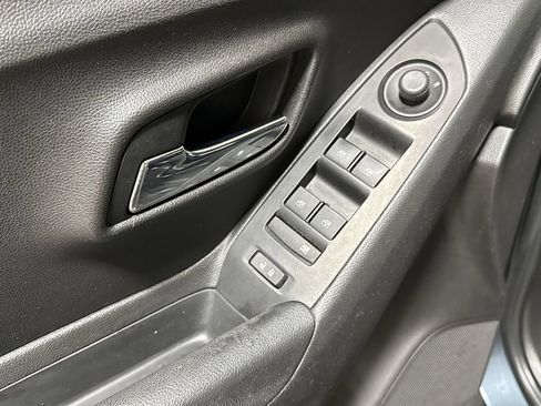 Used 2021 Chevrolet Trax LS FWD image 20
