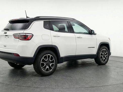 Used 2025 Jeep Compass Trailhawk image 9