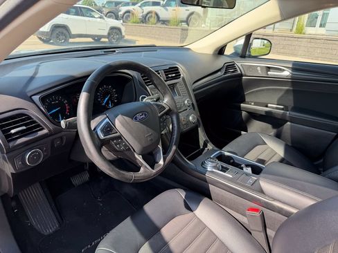 Used 2018 Ford Fusion SE w/ Equipment Group 201A FWD image 9