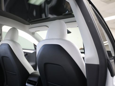 Used 2024 Tesla Model Y Long Range AWD/4WD image 40