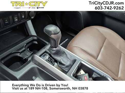 Used 2016 Toyota Tacoma Limited w/ Towing Package image 30