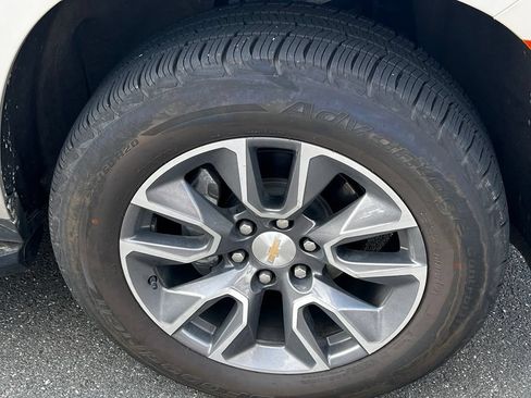Used 2022 Chevrolet Tahoe LT w/ Luxury Package AWD/4WD image 12