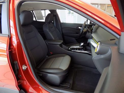 Used 2024 Chevrolet Trax LT w/ Driver Confidence Package FWD image 28