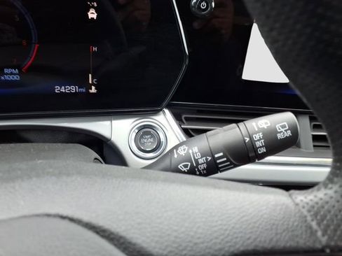 Used 2025 Chevrolet Trax LT FWD image 23