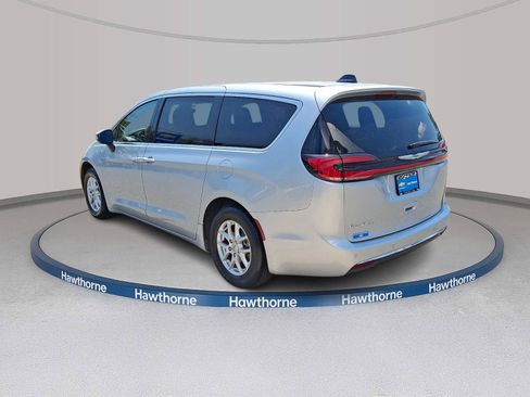 Used 2023 Chrysler Pacifica Touring-L FWD image 4