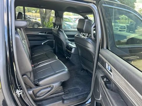 Used 2024 Jeep Wagoneer L Series II w/ Flexible Seating Group AWD/4WD image 9