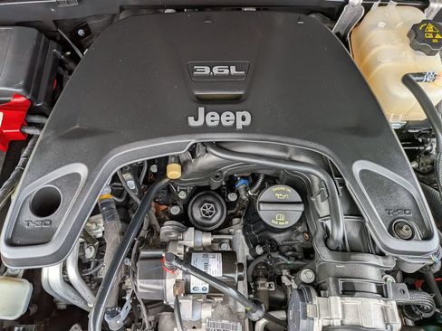 Used 2021 Jeep Wrangler Unlimited Sahara AWD/4WD image 13