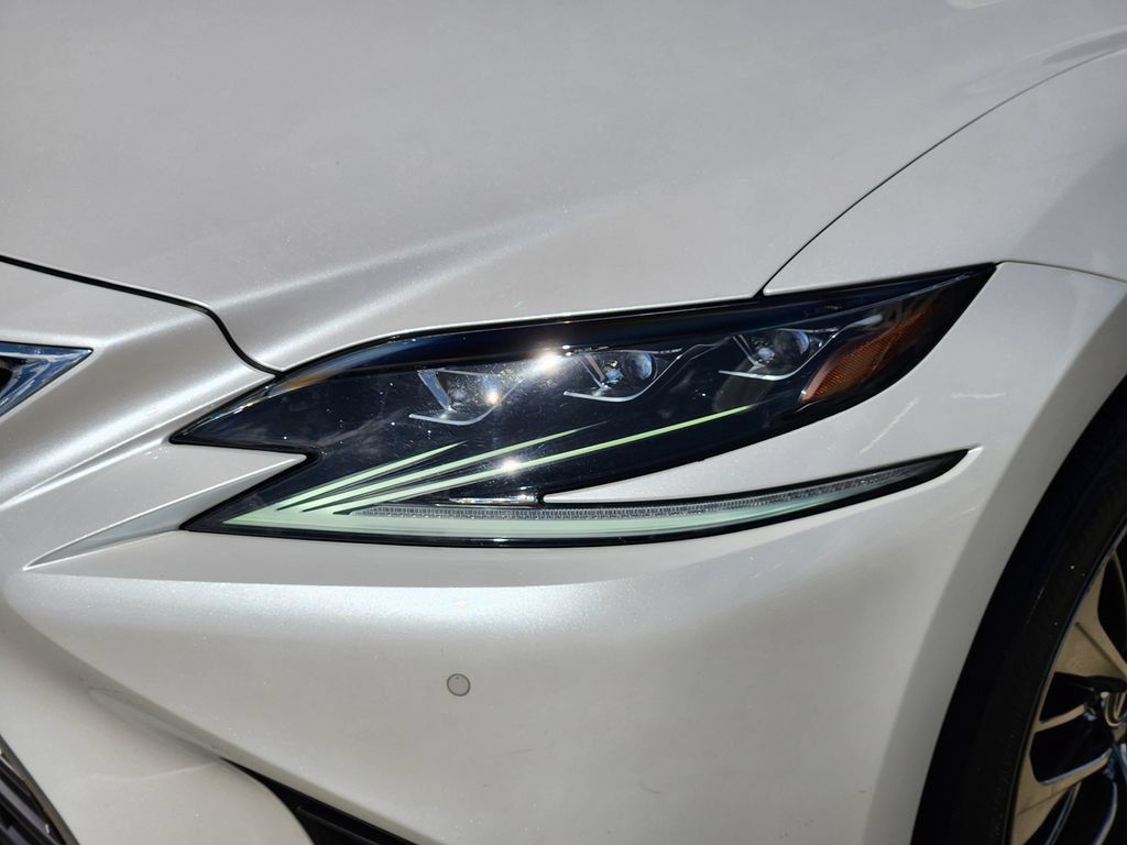 Used 2020 Lexus LS 500 w/ Accessory Package (Z2) RWD image 9