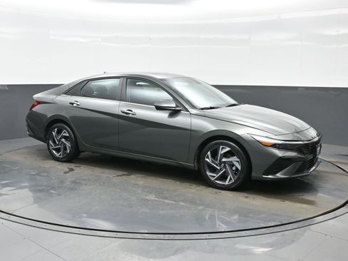 Certified 2025 Hyundai Elantra SEL image 8