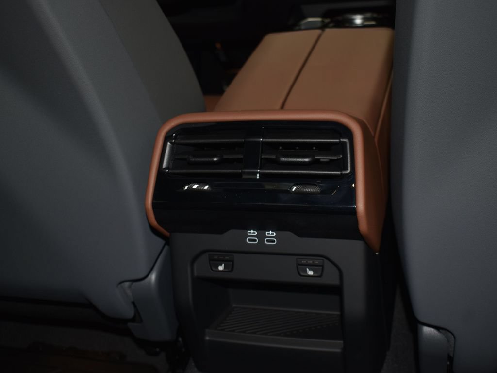 Used 2026 BMW 550e xDrive w/ Premium Package AWD/4WD image 18