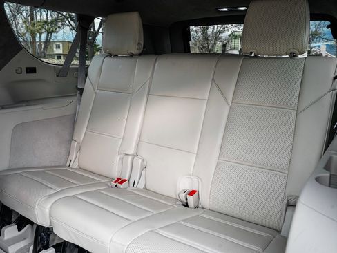 Used 2022 Cadillac Escalade ESV Premium Luxury Platinum w/ Heavy-Duty Trailer Package image 20