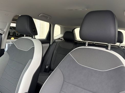 New 2026 Volkswagen Taos SE image 11