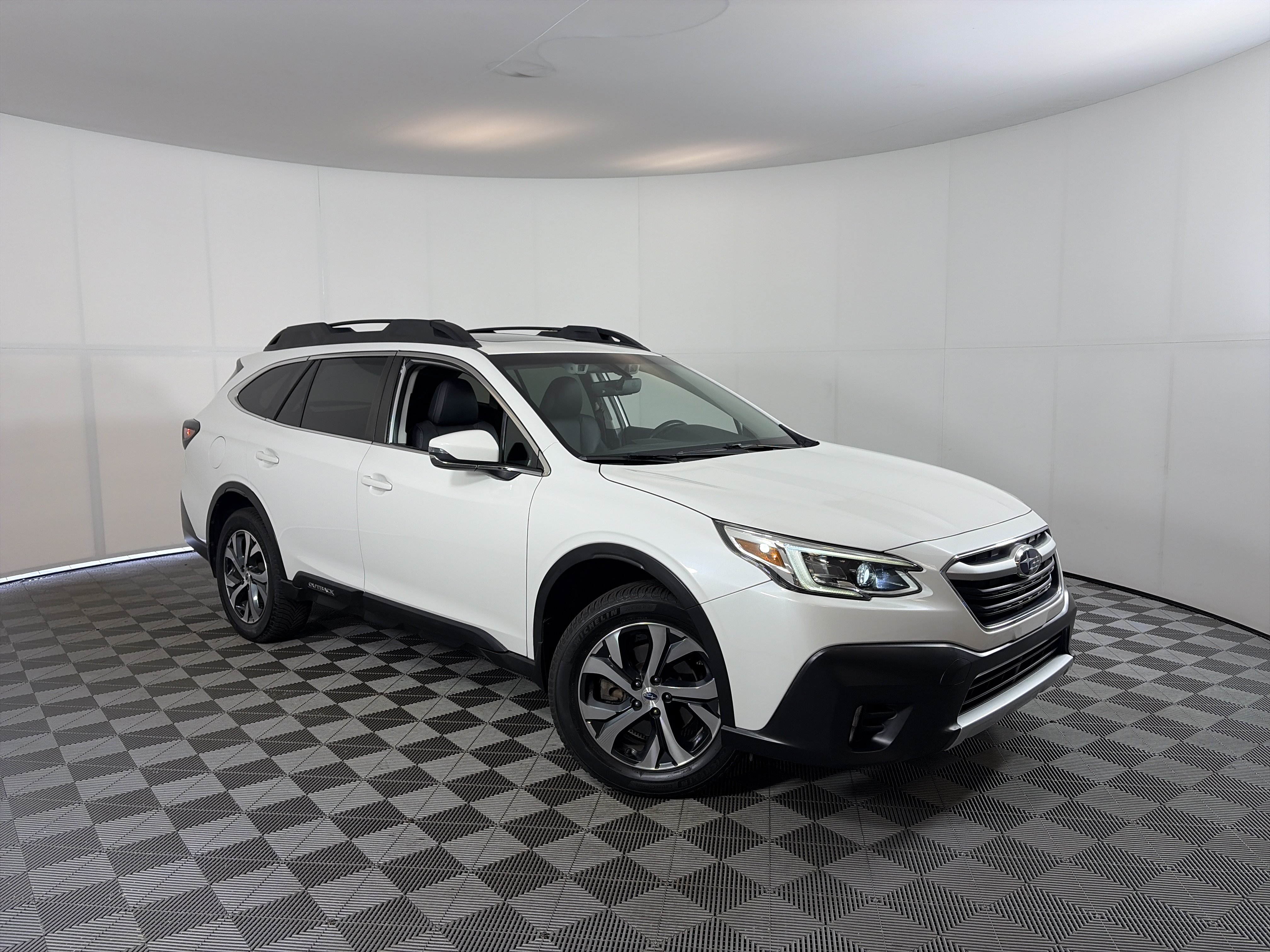Used 2020 Subaru Outback Limited w/ Popular Package #2 AWD/4WD image 1