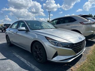 Used 2022 Hyundai Elantra SEL w/ Cargo Package FWD video 2
