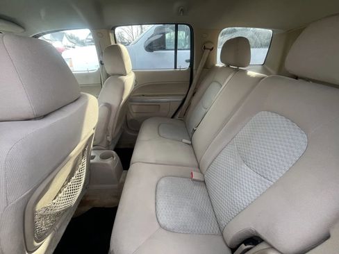Used 2010 Chevrolet HHR LS image 15