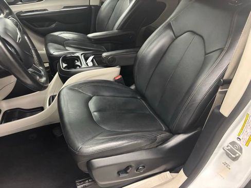 Used 2020 Chrysler Pacifica Touring-L FWD image 17