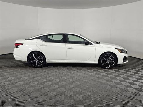Used 2024 Nissan Altima 2.5 SR image 2