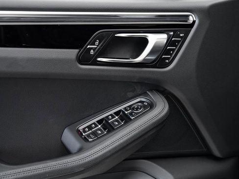 Certified 2025 Porsche Macan image 7