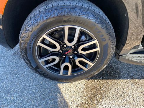 Used 2023 GMC Yukon XL AT4 image 31