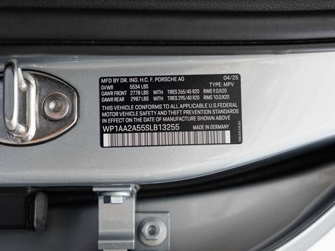 Certified 2025 Porsche Macan AWD/4WD image 42