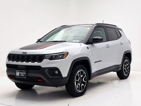 Used 2024 Jeep Compass Trailhawk image 2