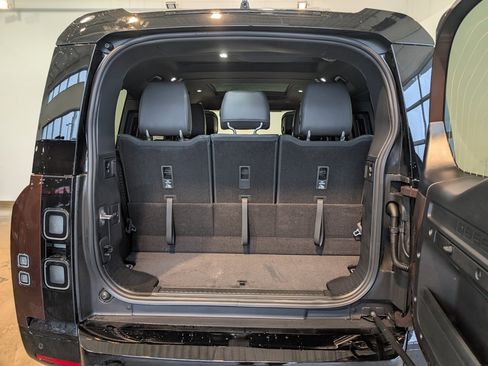 New 2026 Land Rover Defender 130 X-Dynamic SE image 5