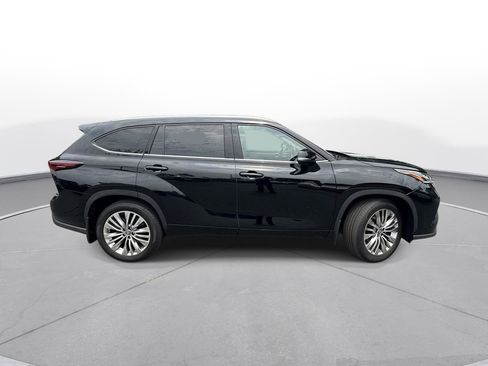 Certified 2025 Toyota Highlander Platinum AWD/4WD image 8