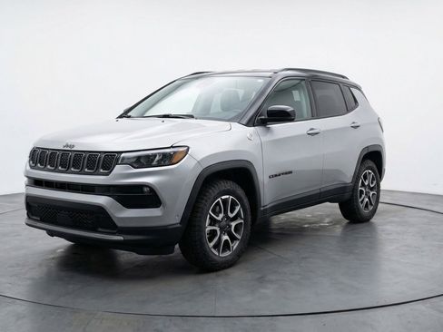 Used 2025 Jeep Compass Trailhawk w/ Trailer Tow Group AWD/4WD image 3