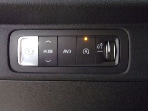 Used 2025 Chevrolet Traverse LT image 26