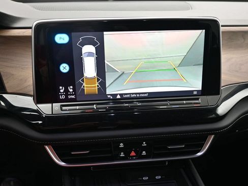 Used 2025 Volkswagen Atlas SE FWD image 4