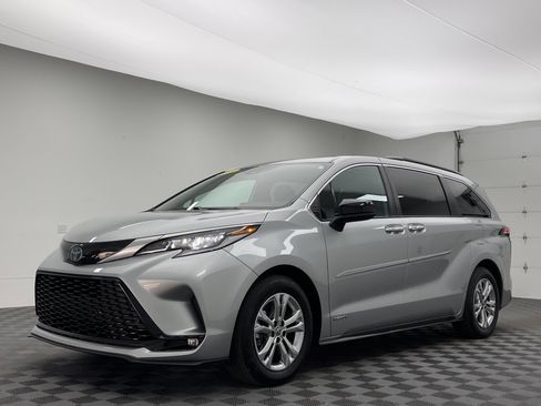 Used 2021 Toyota Sienna XSE w/ XSE Plus Package AWD/4WD image 2