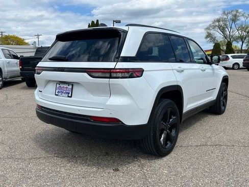 Used 2023 Jeep Grand Cherokee Altitude AWD/4WD image 5