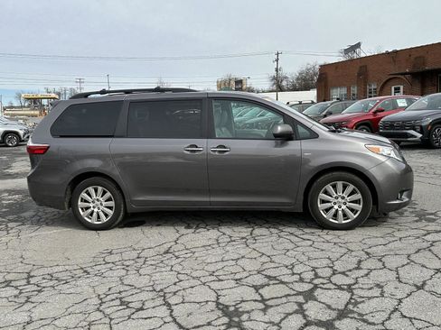 Used 2017 Toyota Sienna XLE Premium image 9