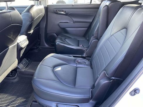 Used 2022 Toyota Highlander XLE image 23
