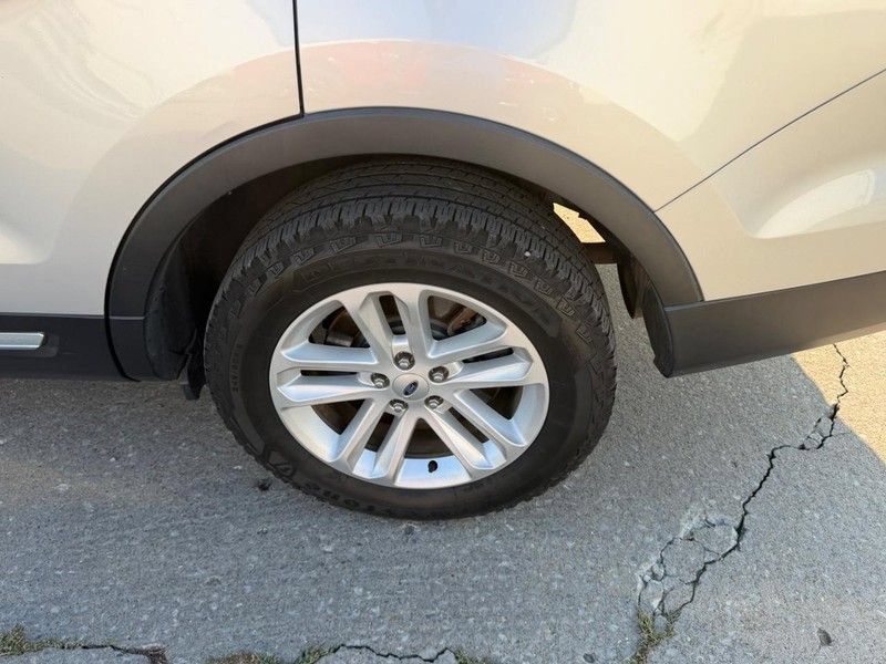 Used 2017 Ford Explorer XLT FWD image 6
