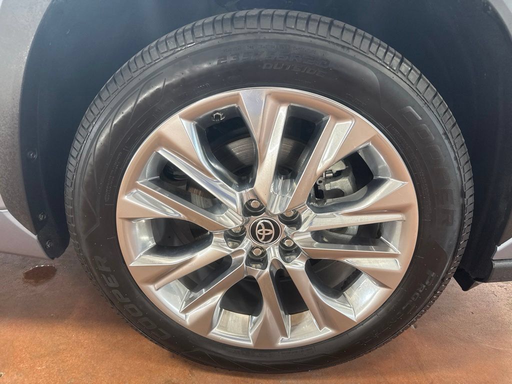 Used 2023 Toyota Highlander Limited FWD image 11