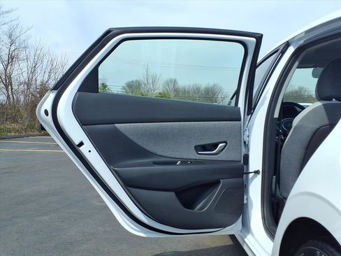 Certified 2024 Hyundai Elantra Limited image 12