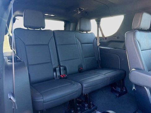 Used 2025 Chevrolet Suburban High Country image 23