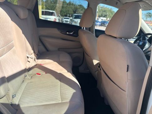 Used 2019 Nissan Rogue SV image 12