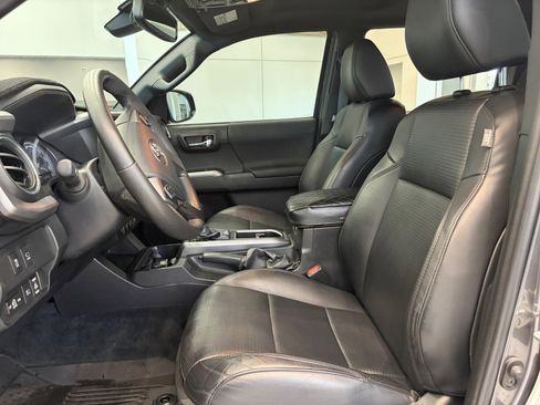 Used 2023 Toyota Tacoma TRD Off-Road w/ TRD Premium Off Road Package AWD/4WD image 12