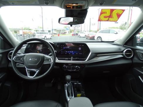 Used 2025 Chevrolet Trax ACTIV w/ Driver Confidence Package FWD image 10