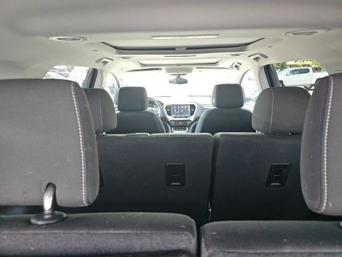 Used 2023 GMC Acadia SLE image 11
