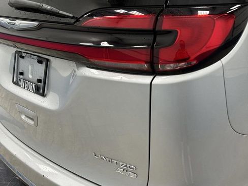 Used 2023 Chrysler Pacifica Limited w/ Uconnect Theater Family Group image 39