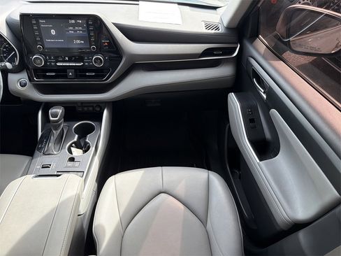 Used 2021 Toyota Highlander XLE image 18