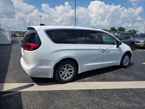 Used 2024 Chrysler Pacifica Touring-L FWD image 3