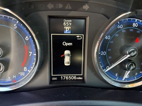 Used 2018 Toyota Corolla L image 3